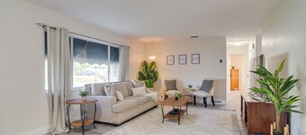 Seminole Home w/ Screened Porch, 3 Mi to Beach!