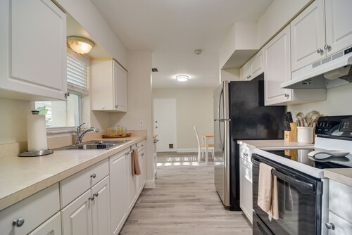 Seminole Home w/ Screened Porch, 3 Mi to Beach!