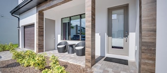 Upscale Davenport Home w/ Pool: 8 Mi to Disney!