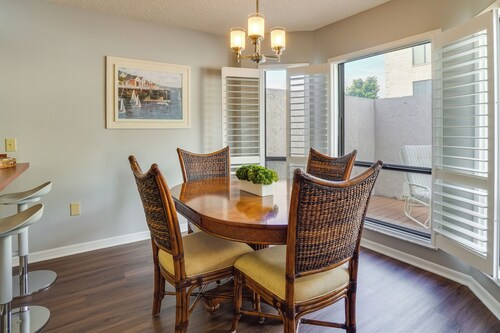 Walk to Restaurants: Downtown Leesburg Townhome!