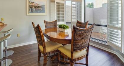 Walk to Restaurants: Downtown Leesburg Townhome!