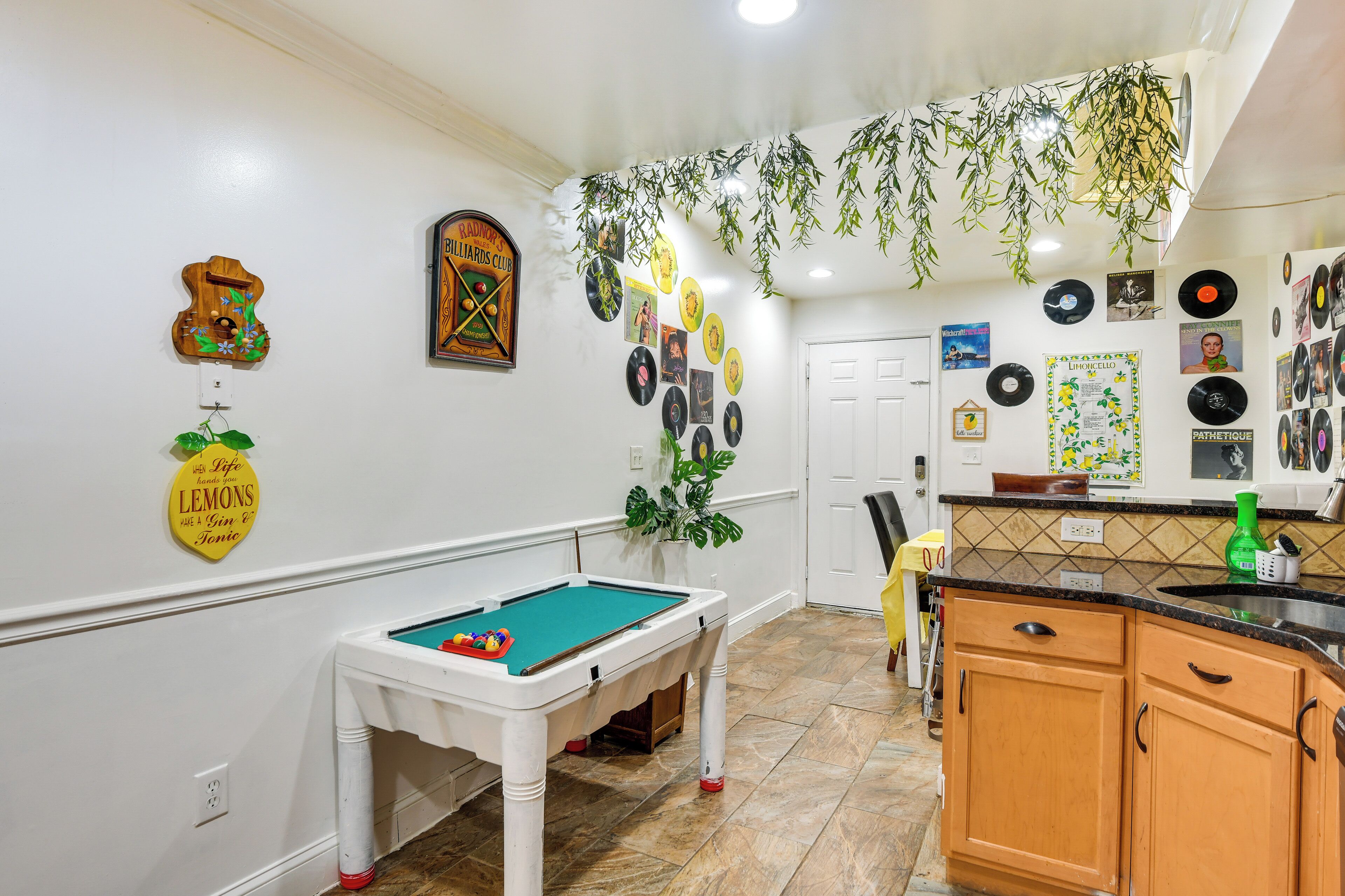 Une table de billard, une queue de billard et un tapis de billard vert.