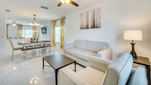 Ein modernes Wohnzimmer mit einer Couch, einem Couchtisch und einem Essbereich mit einer Bank.