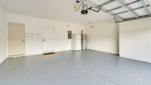Ein geräumiger, leerer Raum mit Betonboden, weißen Wänden und Metalldecke.