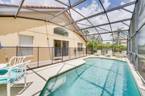 A covered swimming pool with lounge chairs and a patio area. - 12 Mi to Disney: Family Home in Davenport (Davenport)