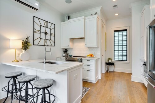 Lovely Mt Pleasant Townhouse w/ Central Location!