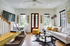 Apartment (2 Bedrooms) | Front of property - Lovely Mt Pleasant Townhouse w/ Central Location! (Mount Pleasant)