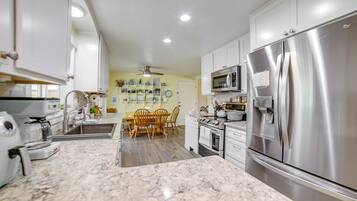 House (5 Bedrooms) | Interior