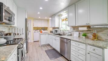 House (5 Bedrooms) | Interior