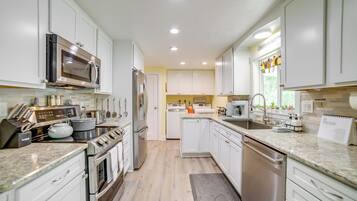 House (5 Bedrooms) | Interior