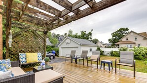 An outdoor patio with wicker furniture, a small table, and chairs. - 3 Mi to Dtwn Springfield: Winter Retreat w/ Office (Springfield)