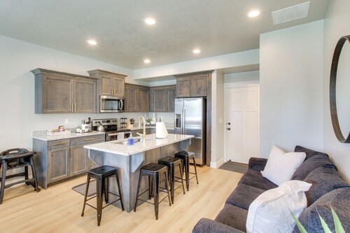 Garden City Townhome, Close to Parks + Downtown!