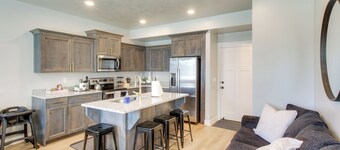 Garden City Townhome, Close to Parks + Downtown!