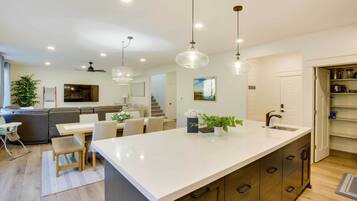 House (6 Bedrooms) | Interior