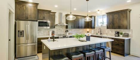 House (6 Bedrooms) | Interior