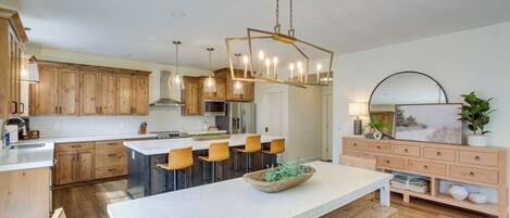 House (6 Bedrooms) | Interior