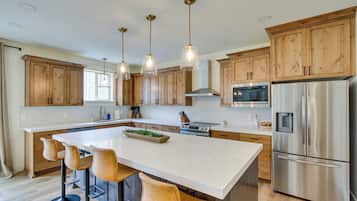 House (6 Bedrooms) | Interior