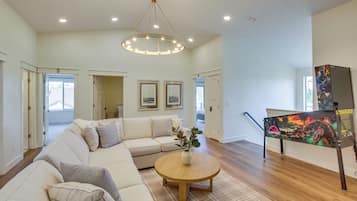 House (6 Bedrooms) | Interior