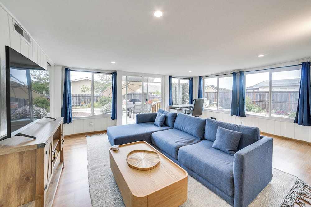 Seaside Vacation Rental w/ Patio Near Monterey Bay