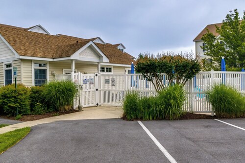 Condo w/ Pool Access ~ 2 Mi to Rehoboth Beach!