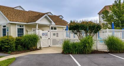 Condo w/ Pool Access ~ 2 Mi to Rehoboth Beach!