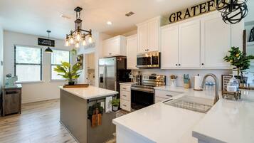 House (3 Bedrooms) | Interior