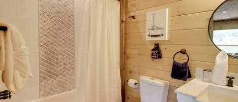 Une salle de bain avec une baignoire, des toilettes et un lavabo.