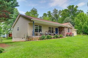 Interior - Lakefront Home w/ Hot Tub - 15 Mi to Dollywood! (Sevierville)