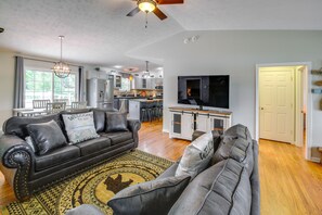 Interior - Lakefront Home w/ Hot Tub - 15 Mi to Dollywood! (Sevierville)