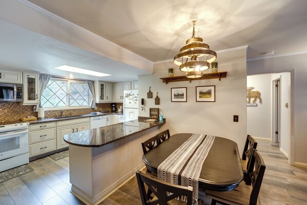 Apartment (2 Bedrooms) | Interior - Riverfront Condo Near Downtown Estes Park! (Estes Park)