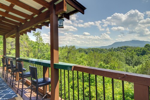 Sevierville Cabin w/ Hot Tub & Mountain-view Deck