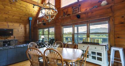 Sevierville Cabin w/ Hot Tub & Mountain-view Deck