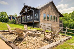 Property grounds - Upscale Sevierville Cabin w/ Hot Tub & Views! (Sevierville)