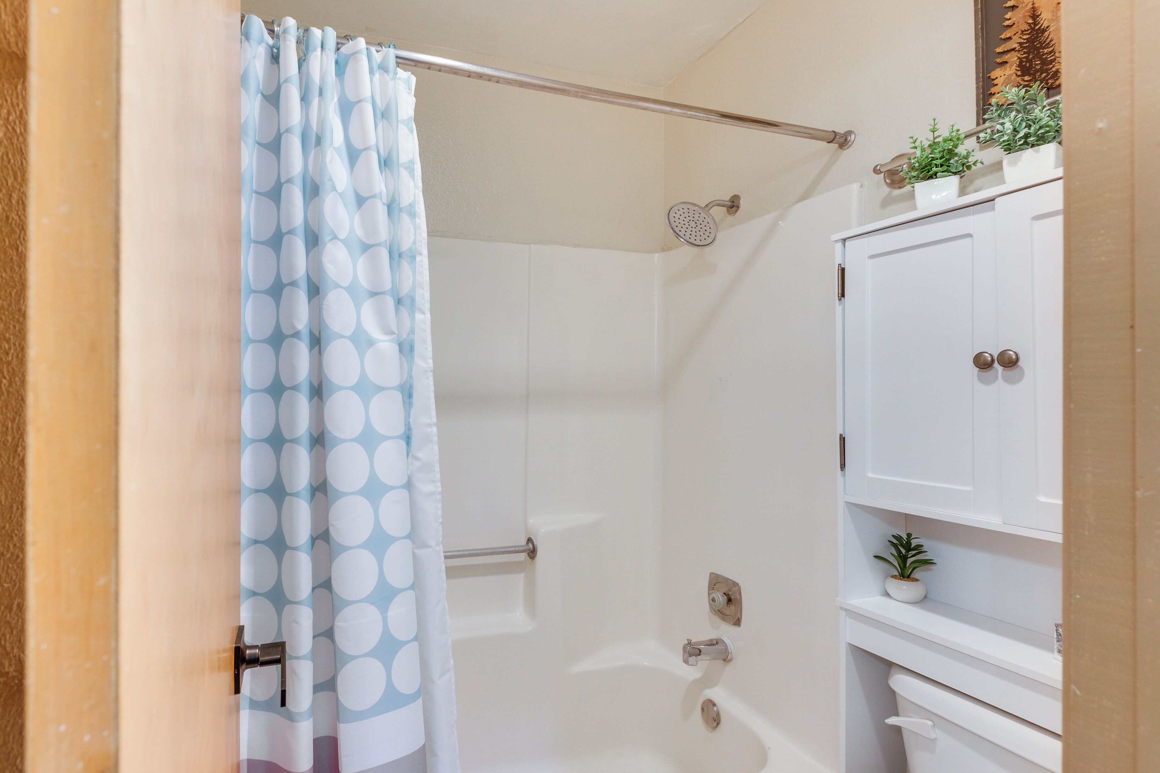 Une salle de bain avec une douche, des toilettes et un lavabo.