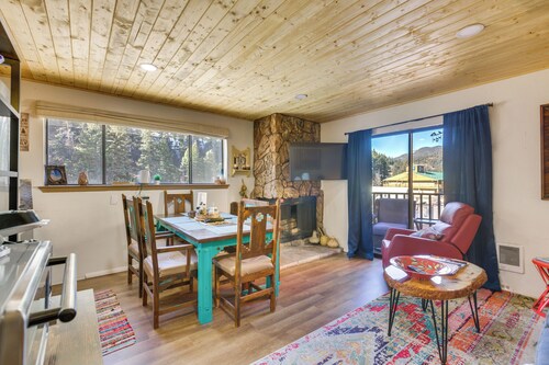 Ski-in Red River Retreat: Balcony, Mountain Views!