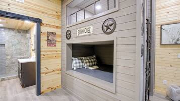 Casa (Multiple Bedrooms) | Parte interna