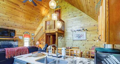 Sevierville Cabin: Private Deck, Community Pool!