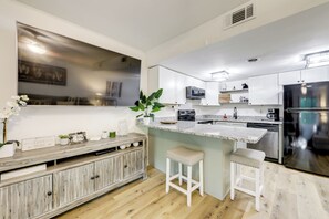 Apartment (1 Bedroom) | Interior - Sevierville Condo w/ Balcony + Pool Access! (Sevierville)