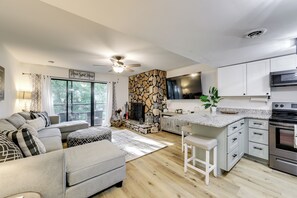 Apartment (1 Bedroom) | Interior - Sevierville Condo w/ Balcony + Pool Access! (Sevierville)