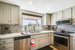 Mikrobølgeovn, ovn, kokeplater og oppvaskmaskin