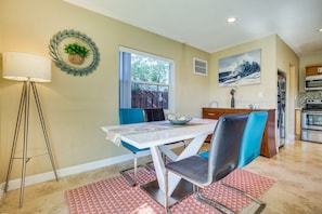Maison (2 Bedrooms) | Repas dans la chambre