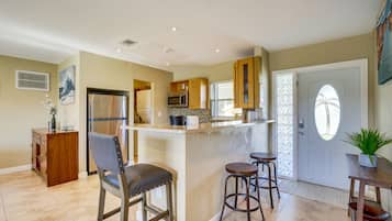 Casa (2 Bedrooms) | Cozinha privada | Micro-ondas, fogão, cooktop, lava-louças