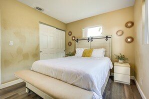 獨棟房屋 (2 Bedrooms) | 2 間臥室、熨斗/熨衣板、床單