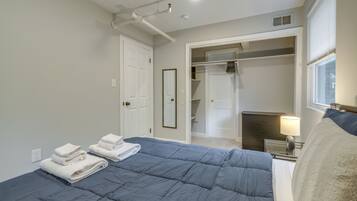 Apartemen (2 Bedrooms) | 2 kamar tidur, ruang kerja ramah laptop, dan setrika/meja setrika