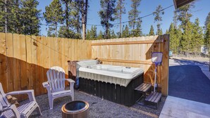 An outdoor hot tub area with wooden chairs and a wooden deck. - Modern Studio in Bend ~ 3 Mi to Sunriver Resort! (Bend)