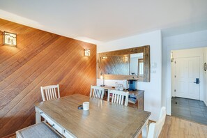Interior - Seventh Mountain Condo in Bend w/ Scenic Views! (Bend)