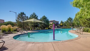 A circular pool with lounge chairs and a shaded area. - Pet-friendly Albuquerque Vacation Escape! (Albuquerque)