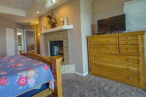 Apartment (4 Bedrooms) | Interior - Lake Ozark Vacation Rental: Pool & Dock Access! (Lake Ozark)