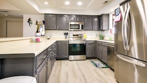 Apartemen (4 Bedrooms) | Dapur pribadi | Microwave, oven, kompor, dan mesin pencuci piring