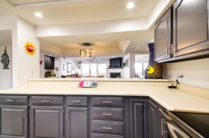 Appartement (4 Bedrooms) | Cuisine privée | Four à micro-ondes, un four, surface de cuisson, lave-vaisselle